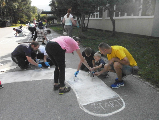 Veselo sa s nami hraj a vždy sa pri tom usmievaj